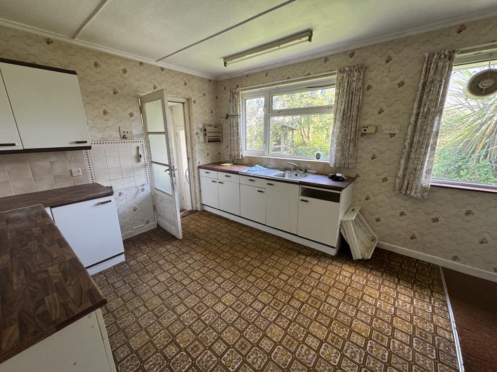 Lot: 169 - DETACHED BUNGALOW FOR IMPROVEMENT - Kitchen